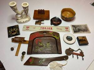lot 113 image: Eclectic Collection of Vintage and Souvenir Items