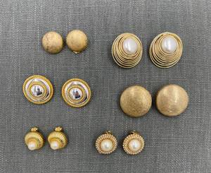 lot 244 image: Collection of 6 Vintage Clip-On Earrings with Gold Tone and Pearl Accents