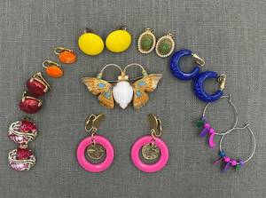 lot 245 image: Collection of 8 Vintage Clip-On Earrings with Colorful Designs