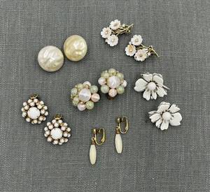 lot 246 image: Collection of 6 Vintage Womens Clip-On Earrings with Floral and Beaded Designs