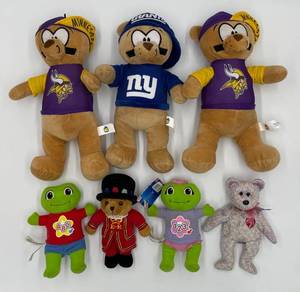 lot 260 image: Collection of 7 Plush Toys including Teddy Bears and Frogs