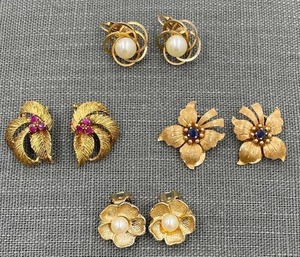 lot 266 image: Set of 4 Pairs Goldtone Vintage Clip-On Earrings