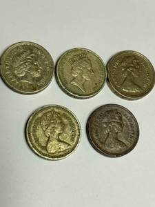 lot 351 image: Set of 5 British One Pound Coins with Various Designs