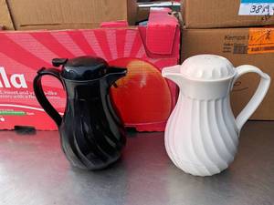 lot 38 image: Set of 22 Insulated Thermos Carafes - 9 White & 13 Black