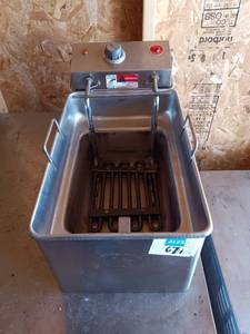 lot 67 image: Wells MFG Co. Commercial Electric Deep Fryer