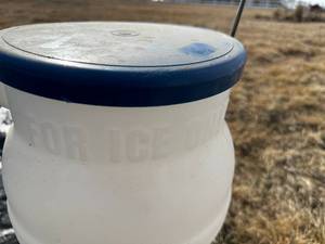 Durable Plastic Insulated Ice Containers with sturdy Handle