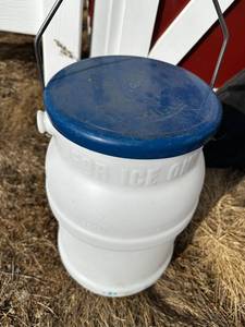lot 6 image: White Plastic Ice Bucket with Blue Lid
