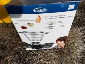 lot 17 image: Trudeau 3-in-1 Lazy Suzan Fondue Set