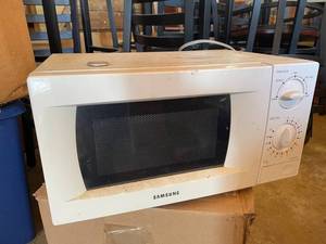 lot 30 image: Samsung Microwave Oven MW620WA
