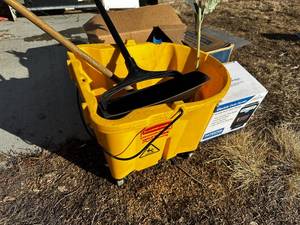 lot 91 image: Rubbermaid Mop Bucket & Dustpan Set
