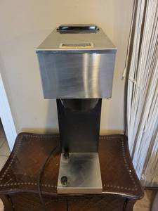 lot 100C image: Bunn VPR Series Coffee Maker