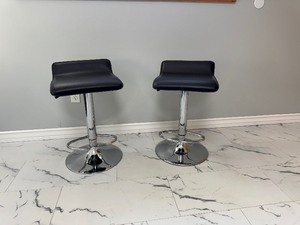 lot 5 image: (2) Adjustable Height Stools
