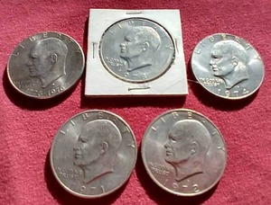 lot 18 image: (5) Eisenhower Dollars