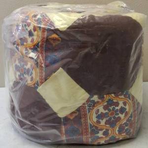 lot 29 image: India Arts Quilt - 95 x 95
