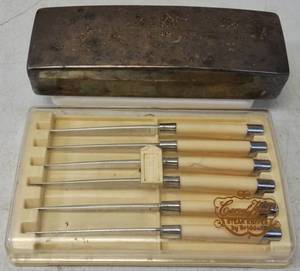 lot 51 image: Vintage Silver-Plated Jewelry Trinket Box & Set of Carvel Hall Steak Knife Set