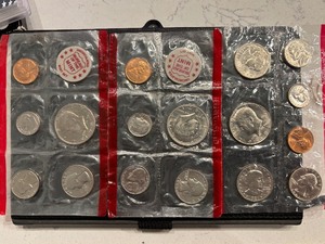 lot 65 image: U.S. Mint Sets