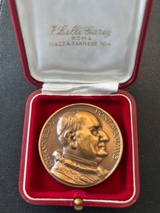 lot 162 image: Pope John Paul Medallion