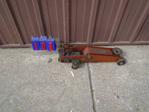 lot 108 image: Used trolley jack, 1  ton Tested & works. No handles. As shown.
