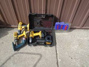 lot 116 image: Misc Dewalt drills & charger. Untested. As shown.