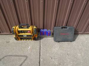 lot 117 image: Cat jump pack & Snap On flashlight with charger. As shown.