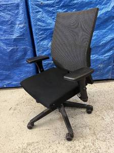 lot 41 image: MSRP $900&nbspGroupe Lacasse United Saggio Ergonomic Task Chair, Black - In Great Condition