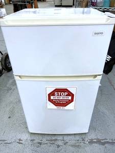 lot 54 image: Sanyo SR-290 2.9 cu. ft. Compact Refrigerator&nbspIn Good Working Condition Could use minor cleaning