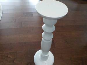 lot 9 image: White Painted Plant Stand 24 x 8...