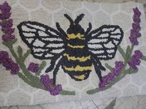 lot 43 image: Hand Hooked Accent Rug 22x 38...
