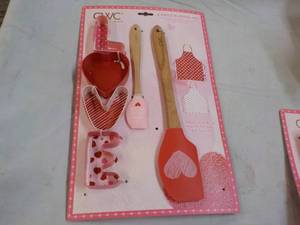 lot 112 image: 8 pc CEC Baking Set...