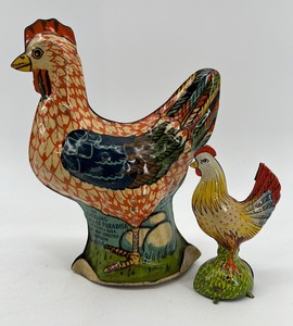 lot 29 image: Vintage Tin Toy Set Cackling Hen of Paradise and Chick