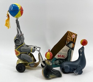 lot 35 image: Collection of Vintage Circus Tin Toys Elephant and Performing Seals