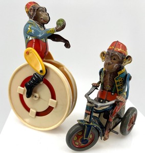 lot 39 image: Vintage Tin Wind-Up Toy Monkey Set with Tricycle and Drummer including Kohler