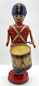 lot 41 image: Vintage J. Chein Tin Toy Soldier Drummer Figurine