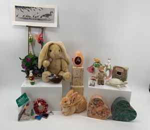 lot 108 image: Collection of Easter Themed Decor and Figurines