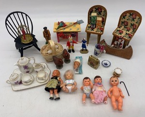lot 114 image: Collection of Vintage Miniature Dolls and Toy Tea Set with Floral Design