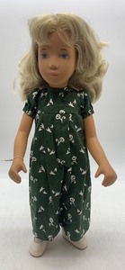 lot 119 image: Vintage Sasha Doll with Green Floral Outfit