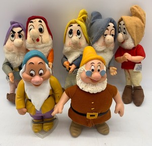 lot 129 image: Collection of 7 Vintage Gund Dwarfs Plush and Figures