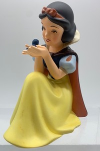 lot 140 image: Disney Snow White 65th Anniversary Figurine with Certificate