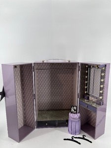 lot 196 image: Franklin Mint Elizabeth Taylor Mini Doll Wardrobe Set