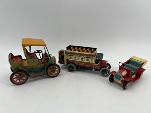 lot 199 image: Set of 3 Vintage Tin Wind-Up Cars and Bus