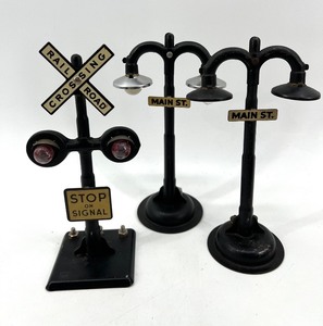 lot 205 image: Set of Vintage Model Train Accessories - Railroad Crossing and Street Lamps