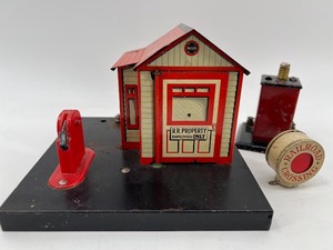 lot 207 image: Marx Tin Litho Railroad Signal House with Parts for Repair