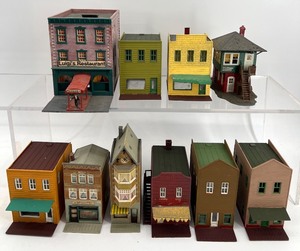 lot 213 image: Collection of 10 Vintage Model Train Buildings