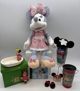 lot 236 image: Disney Collection with Minnie Mouse Plush Toy and Snow Baby, Pinocchio Figurine