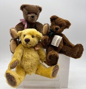 lot 241 image: Set of 3 Vintage It Seams Olde Teddy Bears by Gail Price