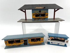 lot 254 image: Set of 3 Vintage Gilbert and Frank & Beas Newsstand Models