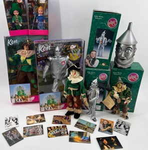 lot 282 image: Wizard of Oz Collectors Set with Dolls, Figurines, and Magnets