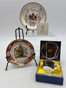 lot 316 image: Set of Commemorative Queen Elizabeth II Golden Jubilee Fine Bone China