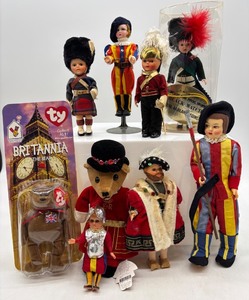 lot 319 image: Collection of Vintage International Dolls with Costumes and Accessories