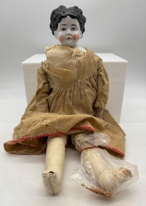 lot 322 image: Antique Porcelain Doll with Fabric Body